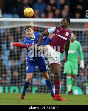 Keinan Davis (à droite) et Adam Webster, de la ville d'Ipswich en action Banque D'Images