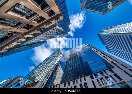 SYDNEY, AUSTRALIE - 19 AOÛT 2018 : vue vers le haut des bâtiments de Pitt Street par une belle journée ensoleillée. Banque D'Images