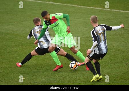 Lewis Alessandra (à gauche) du comté de Notts s'attaque à Christian Oxlade-Chamberlain d'Oxford City Banque D'Images