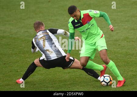 Lewis Alessandra (à gauche) du comté de Notts s'attaque à Christian Oxlade-Chamberlain d'Oxford City Banque D'Images