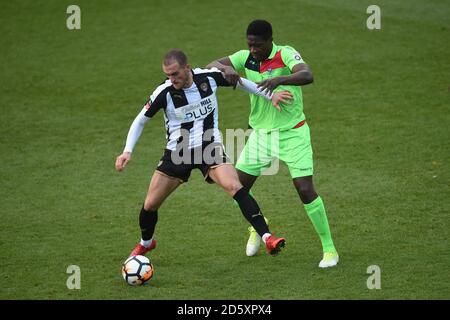 Lewis Alessandra du comté de Notts (à gauche) et Mamadou Fofana d'Oxford City Banque D'Images