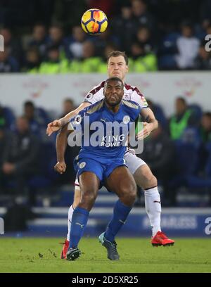 Wes Morgan (devant) de Leicester City et Ashley Barnes Battle de Burnley pour le ballon Banque D'Images