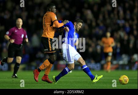 Lukas Jutkiewicz (à droite) de Birmingham City et Alfred n'Diaye de Wolverhampton Wanderers bataille pour le ballon Banque D'Images