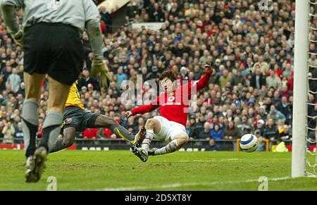 Le Ji Sung Park de Manchester United marque le deuxième but de le jeu Banque D'Images