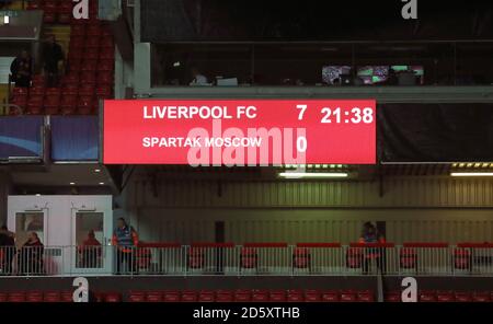 Une vue générale du tableau de bord après le coup de sifflet final, montrant une victoire de 7-0 à Liverpool Banque D'Images