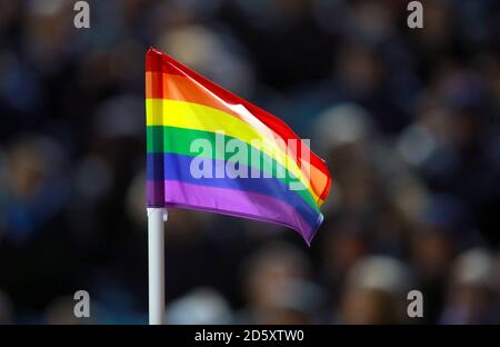 Un drapeau de coin pour soutenir la campagne Rainbow Laces de Stonewall Banque D'Images