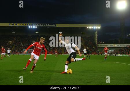 Chris Martin (à droite) du comté de Derby et Jason McCarthy de Barnsley Banque D'Images