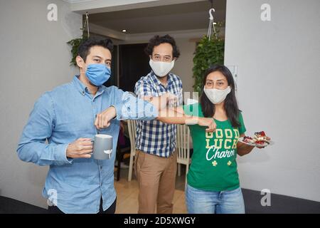 rencontre d'amis avec des masques de visage de retour à la nouvelle normale Banque D'Images