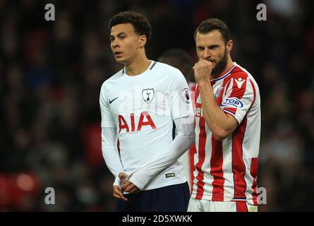 Tottenham Hotspurl's DELE Alli (à gauche) avec Erik Pieters de Stoke City Banque D'Images