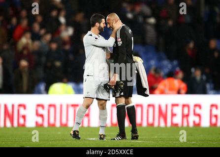 Julian Speroni, gardien de but du Crystal Palace (à gauche), et Heurelho, gardien de but de Watford Gomes (à droite) embrasse après le coup de sifflet final Banque D'Images