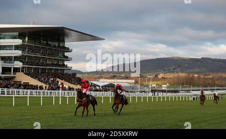 Robinsfirth, monté par Robbie Power, remporte le handicap de groupe Unicon Steeple Chase pendant la première journée de la réunion internationale à Hippodrome de Cheltenham Banque D'Images