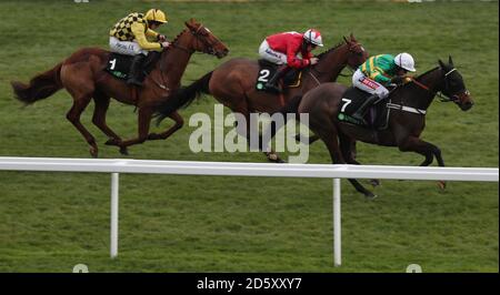 Ma tente ou la vôtre criée par Barry Geraghty se lever Pour battre le New One monté par Sam Twiston-Davies In L'Unibet International Hurdle Race pendant le deuxième jour de la Rencontre internationale à l'hippodrome de Cheltenham Banque D'Images