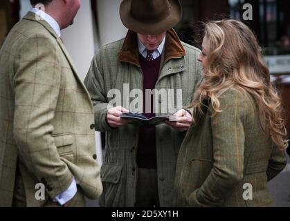 Racegoers pendant la deuxième journée de la rencontre internationale à Cheltenham Champ de courses Banque D'Images