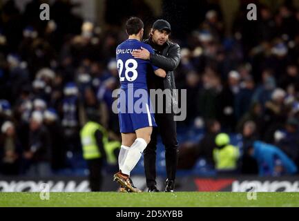 Antonio Conte, directeur de Chelsea, hume Cesar Azpilicueta Banque D'Images