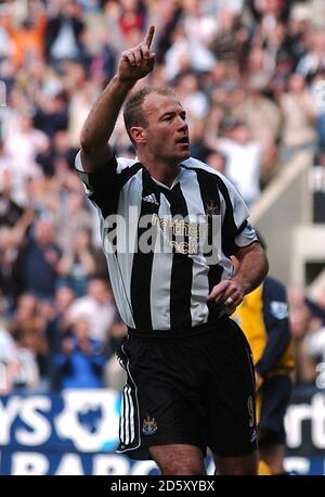 Alan Shearer, de Newcastle United, célèbre son objectif Banque D'Images