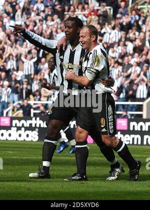 Titus Bramble de Newcastle United célèbre son but avec Alan Shearer Banque D'Images