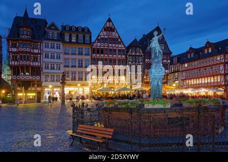 Allemagne, Hesse, Francfort, Romerberg avec fontaine de la Justice dans la nuit Banque D'Images