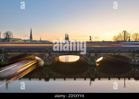 Allemagne, Hambourg, voyager train sur pont Lombard Banque D'Images