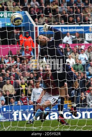 Maik Taylor, gardien de but de Birmingham City, ne parvient pas à arrêter Aston Villa's. Gary Cahill (hors du pic) après un coup de pied de tête Banque D'Images