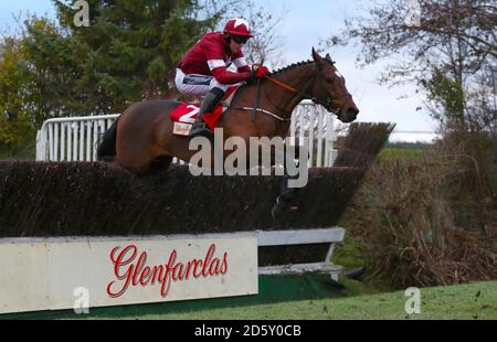 Tiger Roll monté par le jockey Keith Donoghue concurrence dans le Glenfarclas Cross Country handicap Chase pendant le premier jour de la Rencontre internationale à l'hippodrome de Cheltenham Banque D'Images