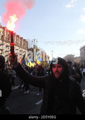 Kiev, Ukraine. 14 octobre 2020. Un activiste brûle une poussée lors d'une marche pour célébrer le 78e anniversaire de la création de l'Armée insurrectionnelle ukrainienne (UPA) à Kiev, en Ukraine, le 14 octobre 2020. L'UPA a lutté pour l'indépendance de l'Ukraine contre l'Armée rouge soviétique et les Nazis pendant la Seconde Guerre mondiale, principalement à l'ouest de l'Ukraine jusqu'au début de 1950. Crédit : Serg Glovny/ZUMA Wire/Alay Live News Banque D'Images