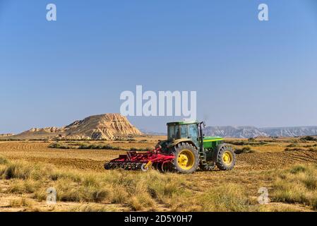 L'Espagne, Navarre, Bardenas Reales, région naturelle semi-désertique, le tracteur sur terrain Banque D'Images