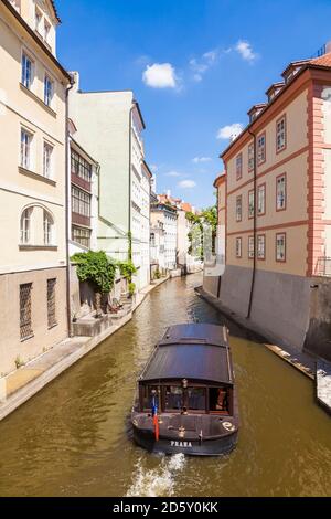 République tchèque, Prague, Mala Strana, île de Kampa, Vltava ARM Certovka, bateau à voile Banque D'Images