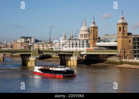 Royaume-Uni, Londres, City of London, River Thames, pont ferroviaire et gare de Cannon Street, cathédrale Saint-Paul Banque D'Images