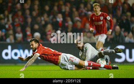 Marlon Pack de Bristol City (à gauche) et Paul Pogba de Manchester United bataille pour le ballon Banque D'Images