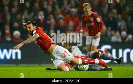 Marlon Pack de Bristol City (à gauche) et Paul Pogba de Manchester United bataille pour le ballon Banque D'Images