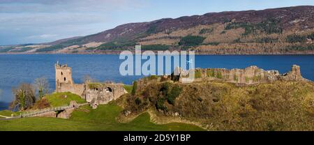 Grande-Bretagne, Écosse, Loch Ness, Drumnadrochit, Château d'Urquhart dans une vue panoramique Banque D'Images