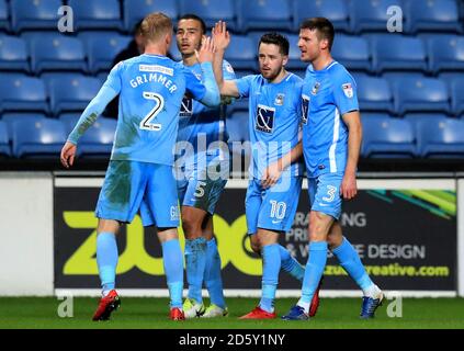 Marc McNulty de Coventry City (centre à droite) célèbre le deuxième but du match de son côté Banque D'Images