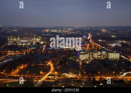 Allemagne, Dortmund, vue depuis la tour de télévision pour le stade de soccer parc Signal Iduna Banque D'Images