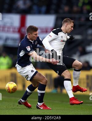 Matej Vydra du comté de Derby, à droite bataille pour la possession de la balle avec Shaun Hutchinson de Millwall, à gauche Banque D'Images