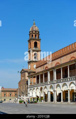 Italie, Émilie-Romagne, province de Ravenne, Faenza, Torre Civica et Palazzo dei Potesta, Piazza del Popolo Banque D'Images