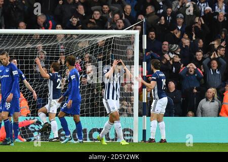 Ahmed Hegazy, de West Bromwich Albion, réagit au fur et à mesure qu'un cueilleur se déplace au-dessus de la barre Banque D'Images