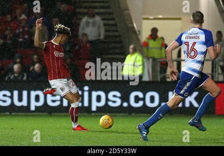 Lloyd Kelly de Bristol City marque le deuxième but de son côté Le jeu contre la lecture Banque D'Images