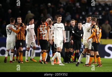 Curtis Davies, du comté de Derby, partage un moment avec celui de Hull City Jarrod Bowen (à droite) à la fin du match Banque D'Images