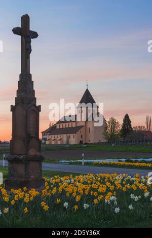 Allemagne, Bade-Wurtemberg, l'île de Reichenau, calvaire et l'église St. Banque D'Images