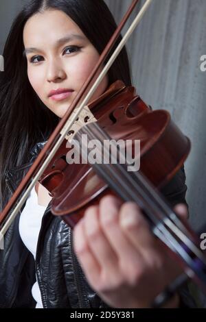 Portrait de jeune femme violoniste Asiatique Banque D'Images