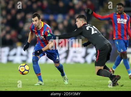 Luka Milivojevic du Crystal Palace (à gauche) et Granit Xhaka d'Arsenal en action lors du match de la Premier League à Selhurst Park, Londres, le jeudi 28 décembre 2017 Banque D'Images