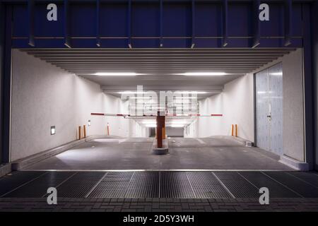 Allemagne, Berlin, l'entrée au parking souterrain la nuit Banque D'Images