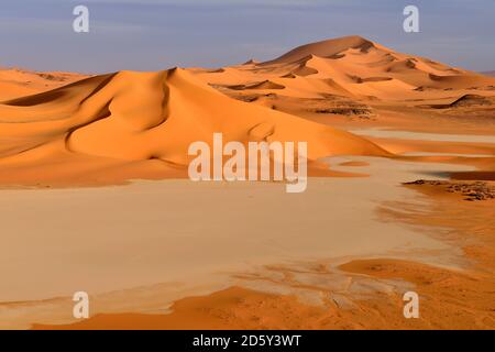 L'Afrique, Algérie, Sahara, Tassili N'Ajjer, Tadrart région parc national, ses dunes de sable et d'argile de pan le sud de l'Oued'In Tehak Banque D'Images