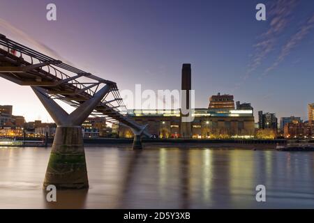 Royaume-Uni, Londres, Tate Gallery of Modern Art et Millennium Bridge au crépuscule Banque D'Images