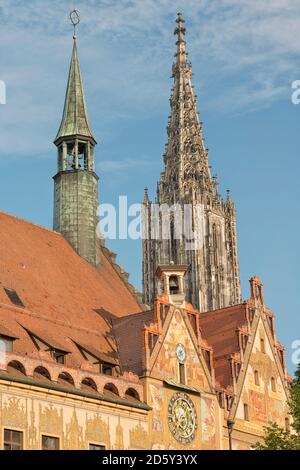 Allemagne, Bade-Wurtemberg, Ulm, Minster et hôtel de ville Banque D'Images