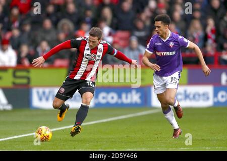 Billy Sharp (à gauche) de Sheffield United et Antonee Robinson de Bolton Wanderers bataille pour le ballon Banque D'Images