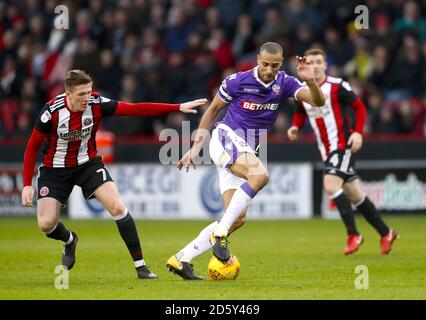 Darren Pratley de Bolton Wanderers (à droite) et John Lundstram de Sheffield United bataille pour le ballon Banque D'Images