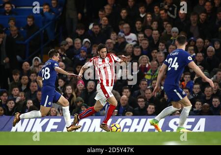 Cesar Azpilicueta de Chelsea (à gauche) et Ramadan Sobhi de Stoke City (au centre) bataille pour le ballon Banque D'Images