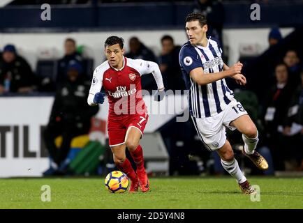 Alexis Sanchez d'Arsenal (à gauche) et Gareth Barry de West Bromwich Albion (à droite) lutte pour le ballon Banque D'Images