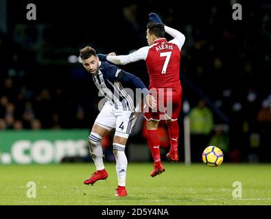 Hal Robson-Kanu de West Bromwich Albion (à gauche) et Alexis Sanchez d'Arsenal bataille pour le ballon Banque D'Images